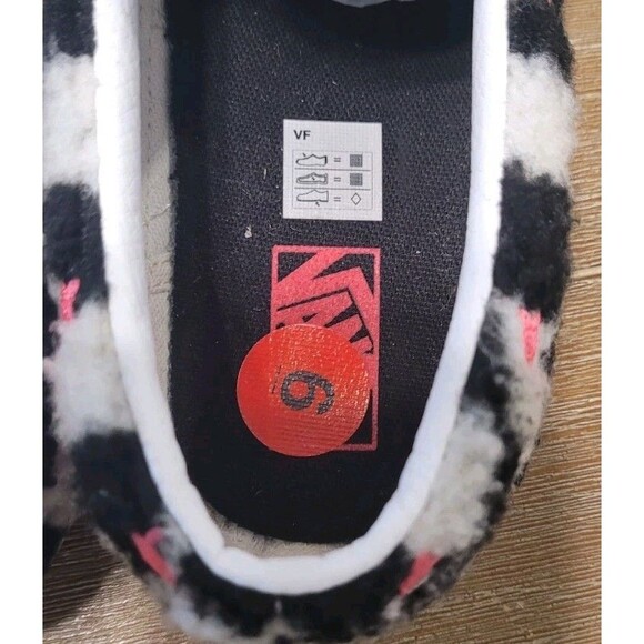 VANS  Checkered Slip-Ons with Faux Fur & Embroidered Flowers 6Y Women's Sz 7.5 - Picture 4 of 8